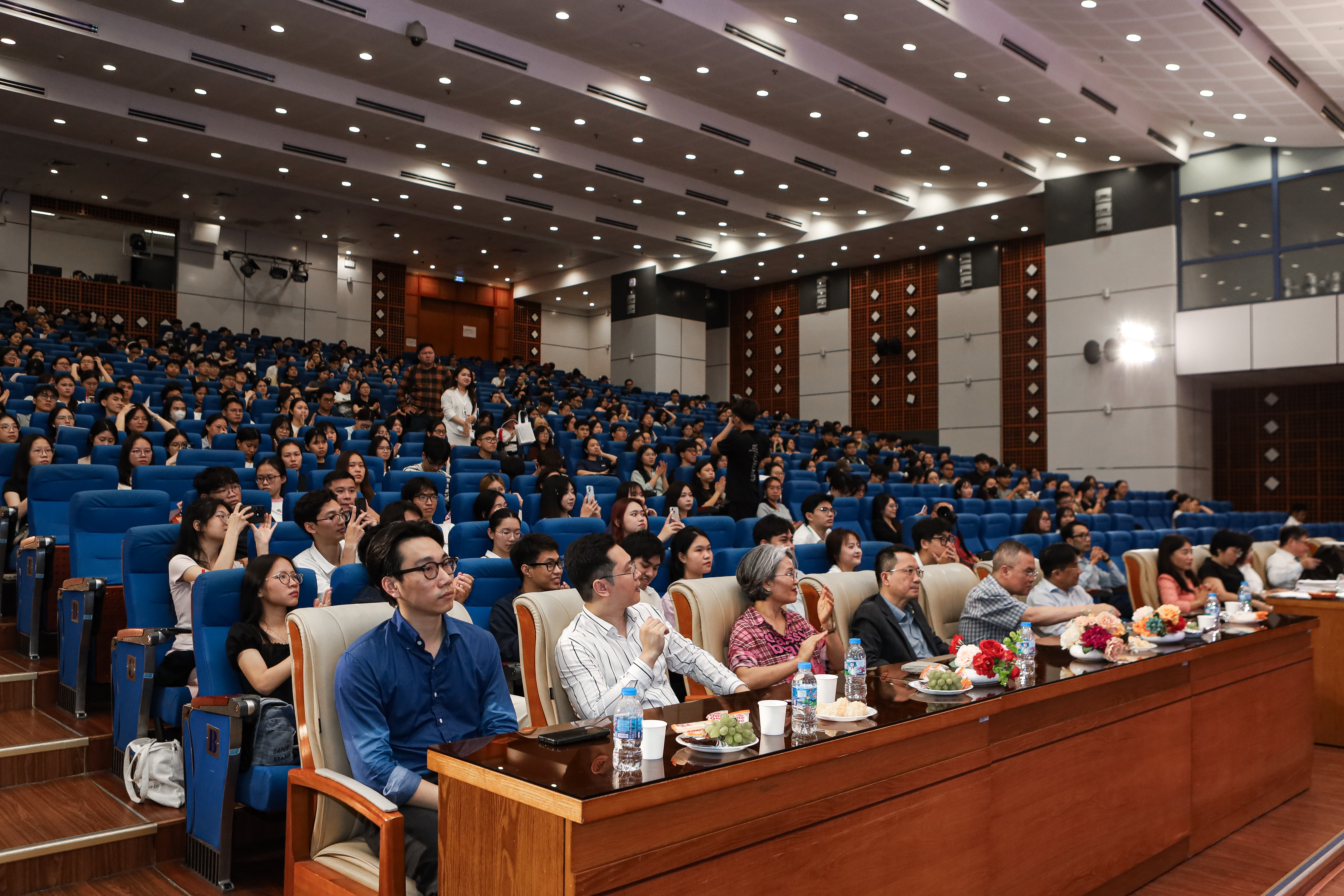 dai-bieu-tham-du-1783138729.jpg