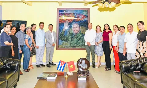 Đại sứ quán Cuba tại Việt Nam tiếp nhận tác phẩm "Fidel Castro Ruz - Cuba trong trái tim người Việt"