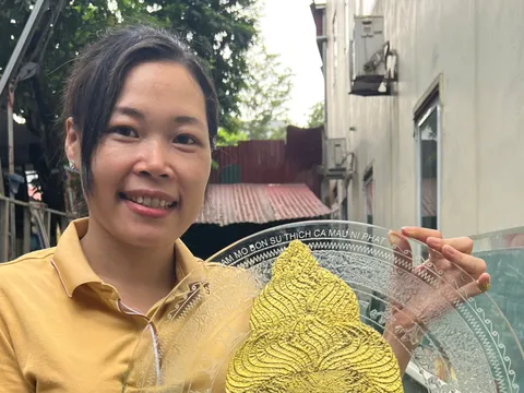 Người Vẽ Vàng Lên Kính Nghệ Thuật
