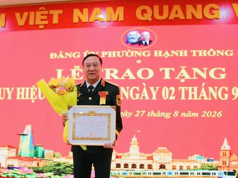 Trung tướng, PGS.TS Nguyễn Đức Hải, nguyên Viện trưởng Viện Chiến lược Quốc phòng vinh dự đón nhận Huy hiệu 50 tuổi Đảng