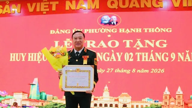 Trung tướng, PGS.TS Nguyễn Đức Hải, nguyên Viện trưởng Viện Chiến lược Quốc phòng vinh dự đón nhận Huy hiệu 50 tuổi Đảng
